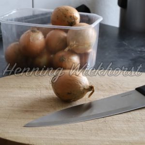 knife and onion on chopping board - Henning Wiekhorst