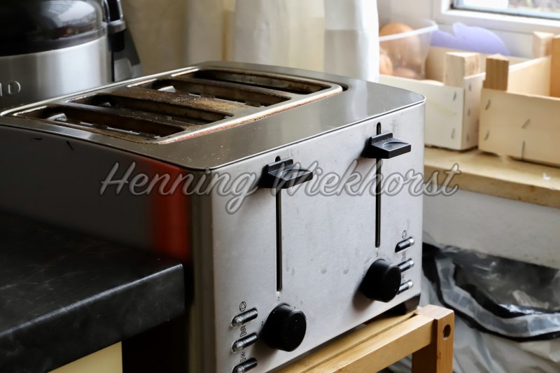 toaster in the kitchen - Henning Wiekhorst